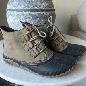 Sorel Womens Out & About Boots- Size 8.5